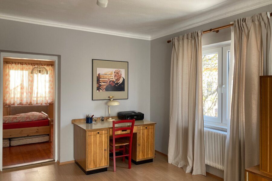 Schreibtisch am sonnigen Ostfenster im Wohnzimmer