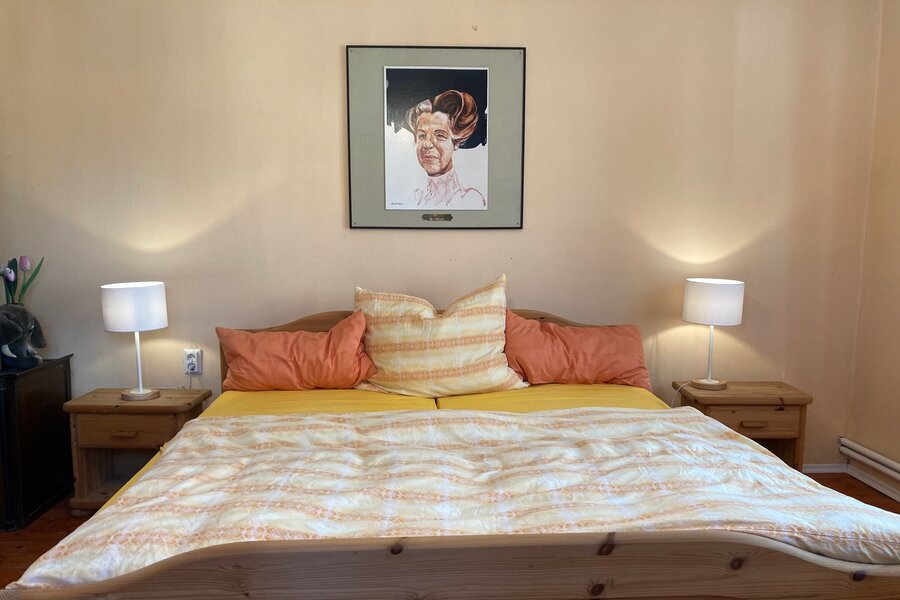 großes Doppelbett für eine erholsame Nacht