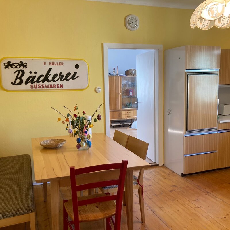 Sitzecke mit Schild der Bäckerei des Großvaters stehen bereit