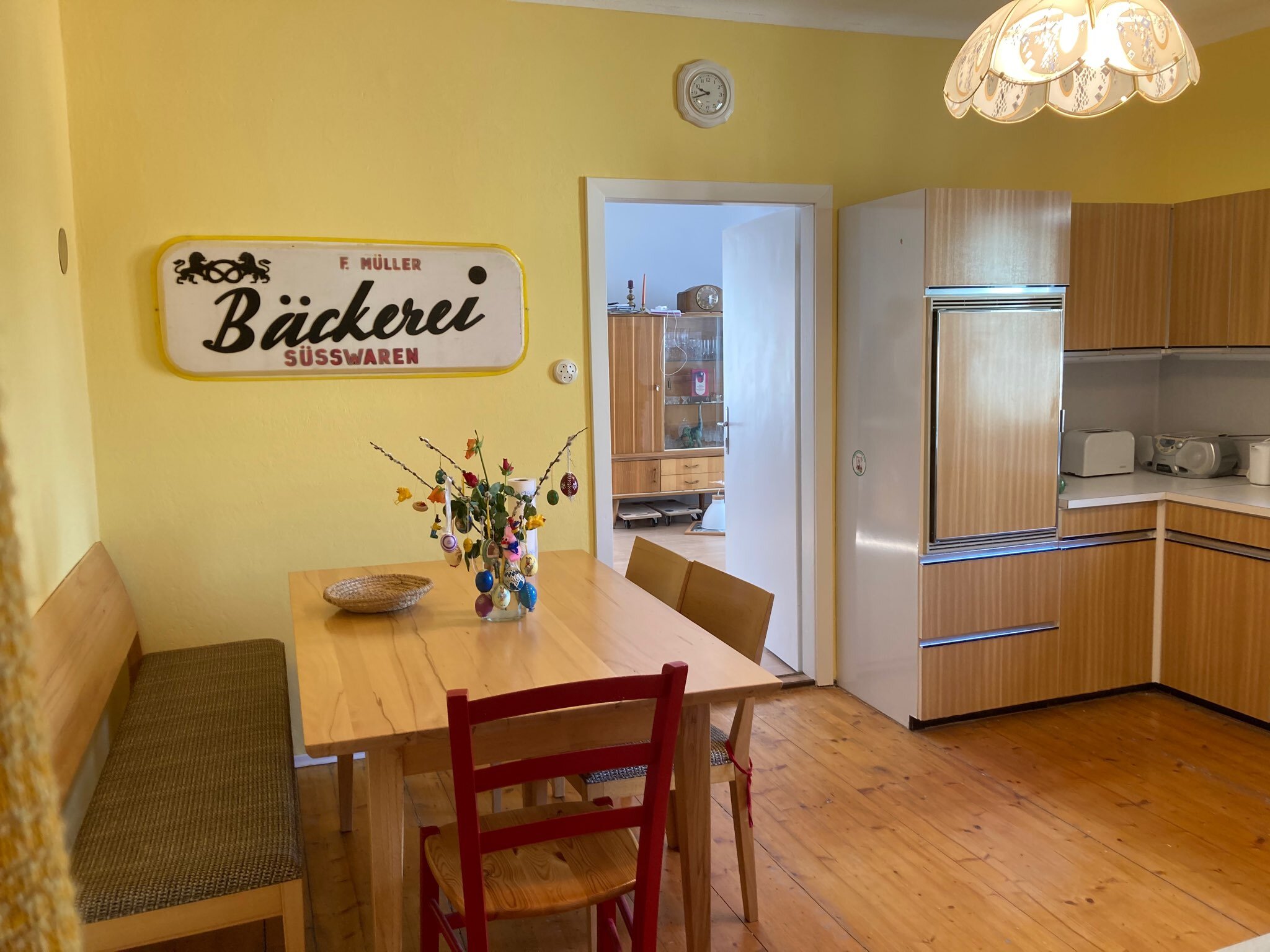 Sitzecke mit Schild der Bäckerei des Großvaters stehen bereit