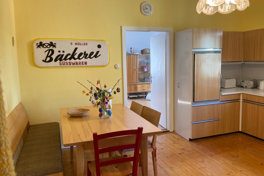 Sitzecke mit Schild der Bäckerei des Großvaters stehen bereit