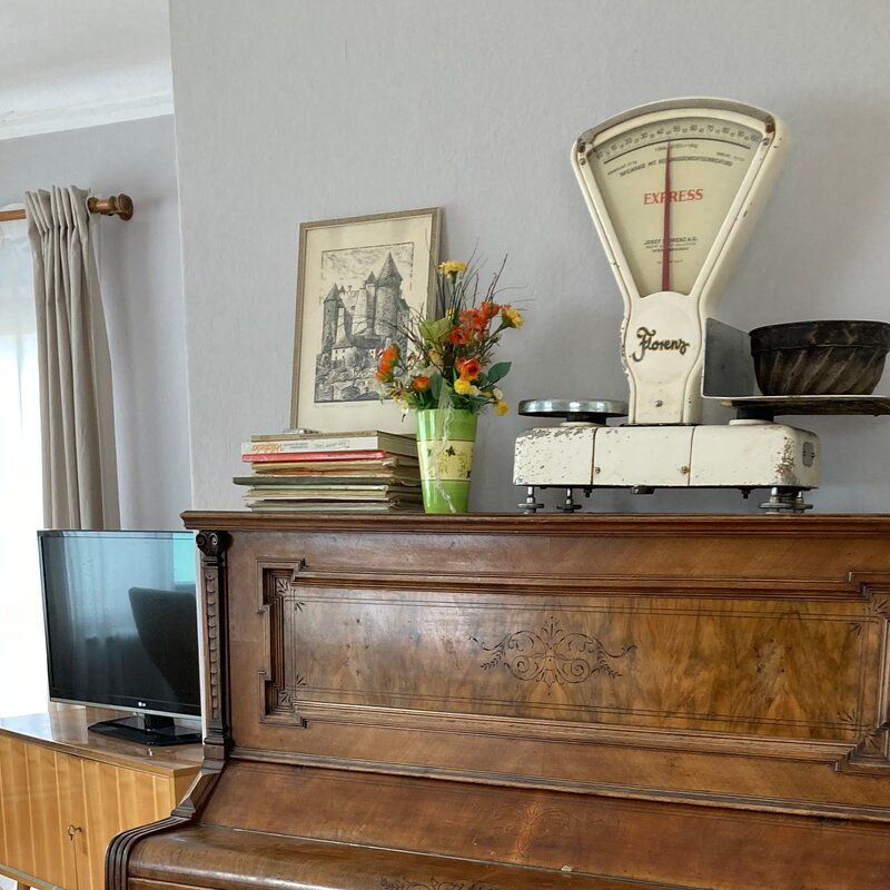 Detail: Klavier und Fernseher
