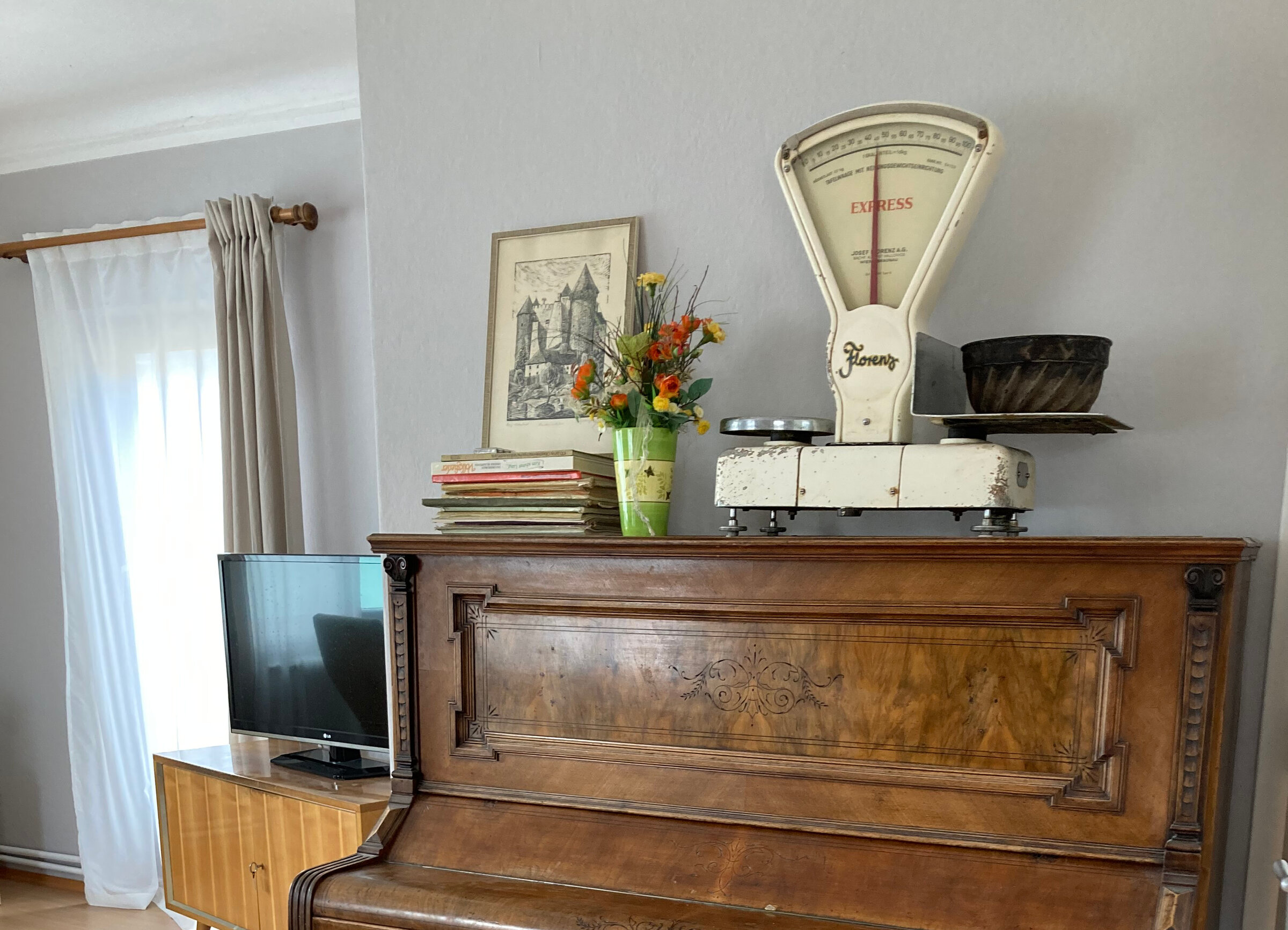 Detail: Klavier und Fernseher