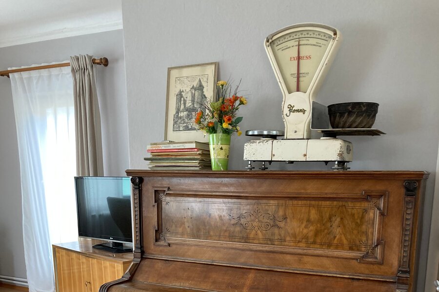 Detail: Klavier und Fernseher