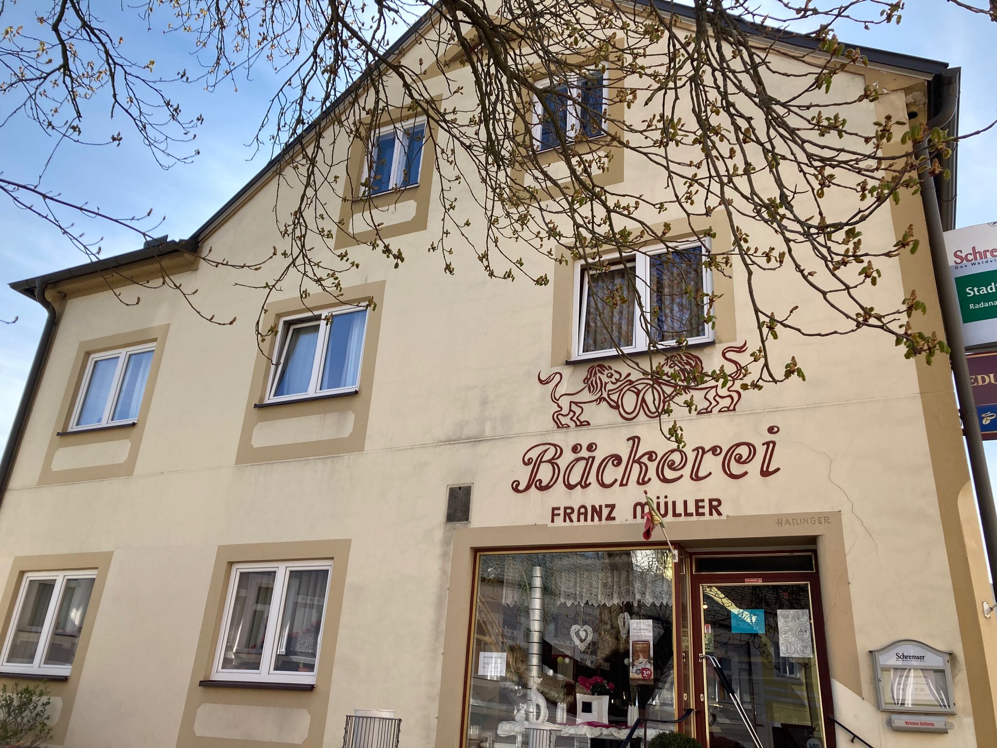 Erdgeschoß: Cafe; 1.Stock: ihre Wohnung