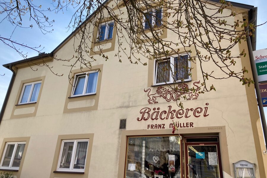 Erdgeschoß: Cafe; 1.Stock: ihre Wohnung