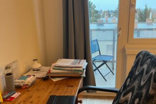 Bright desk with balcony access – 1-room apartment, short-term rental, temporary housing for 1 to 6 months, Vienna