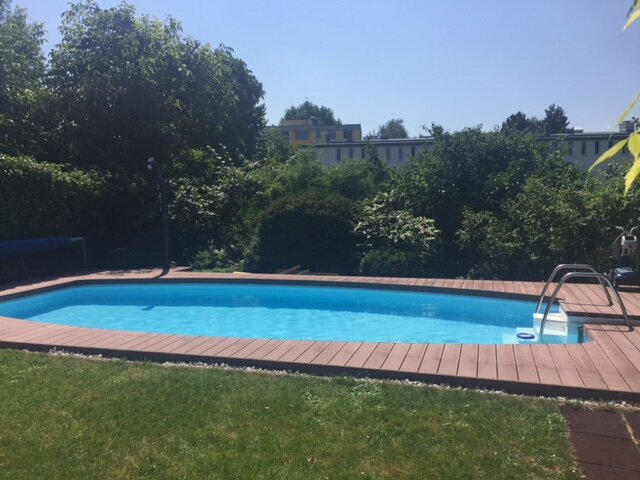 Blick vom Haus zum Pool