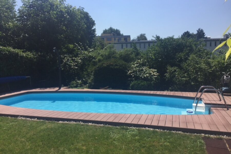 Blick vom Haus zum Pool