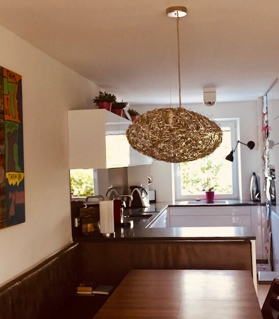 Blick vom Esstisch in die Küche