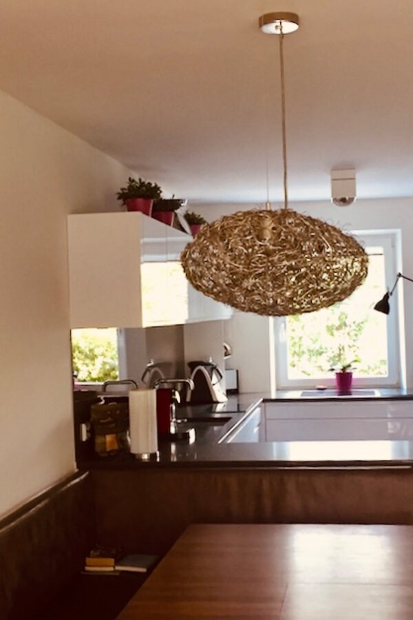 Blick vom Esstisch in die Küche