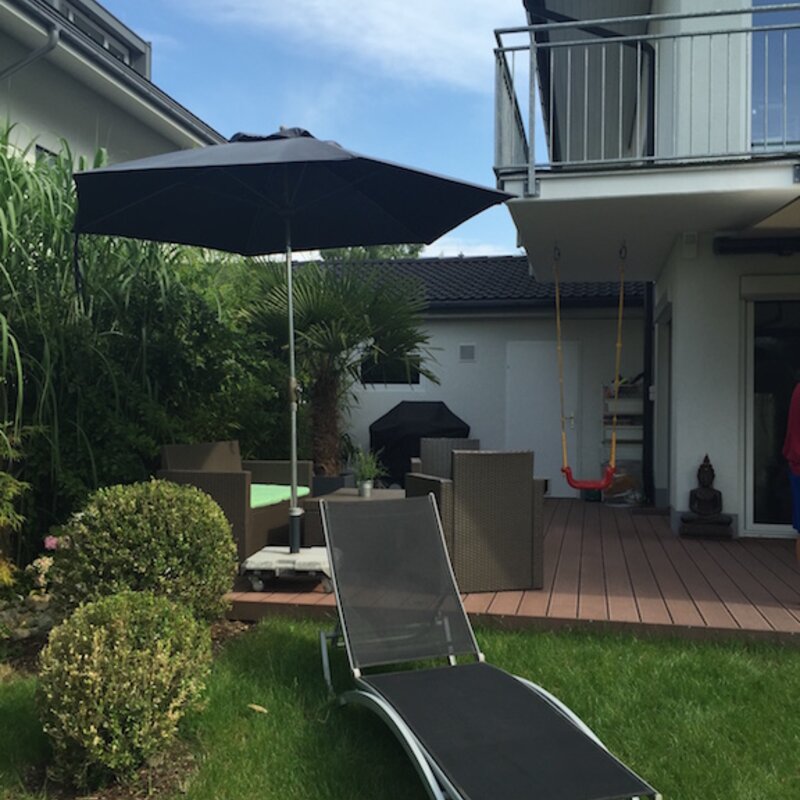 Terrasse ist ausgestattet mit Esstisch, Sitzecke, Markise und Griller