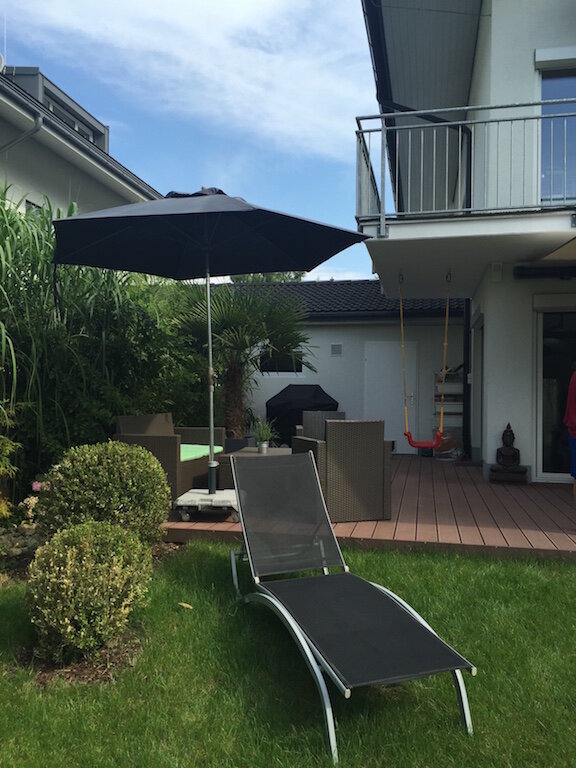 Terrasse ist ausgestattet mit Esstisch, Sitzecke, Markise und Griller