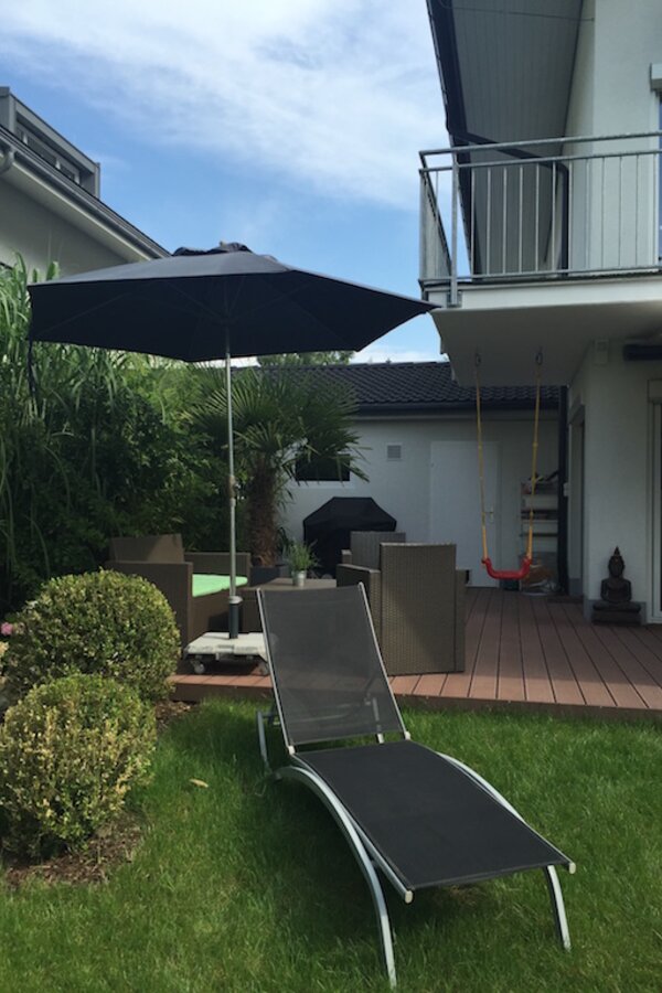 Terrasse ist ausgestattet mit Esstisch, Sitzecke, Markise und Griller