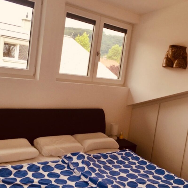 Schlafzimmer mit separatem Büro, Badezimmer und Sauna