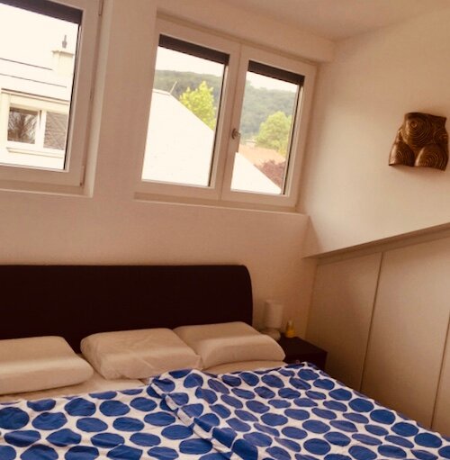 Schlafzimmer mit separatem Büro, Badezimmer und Sauna