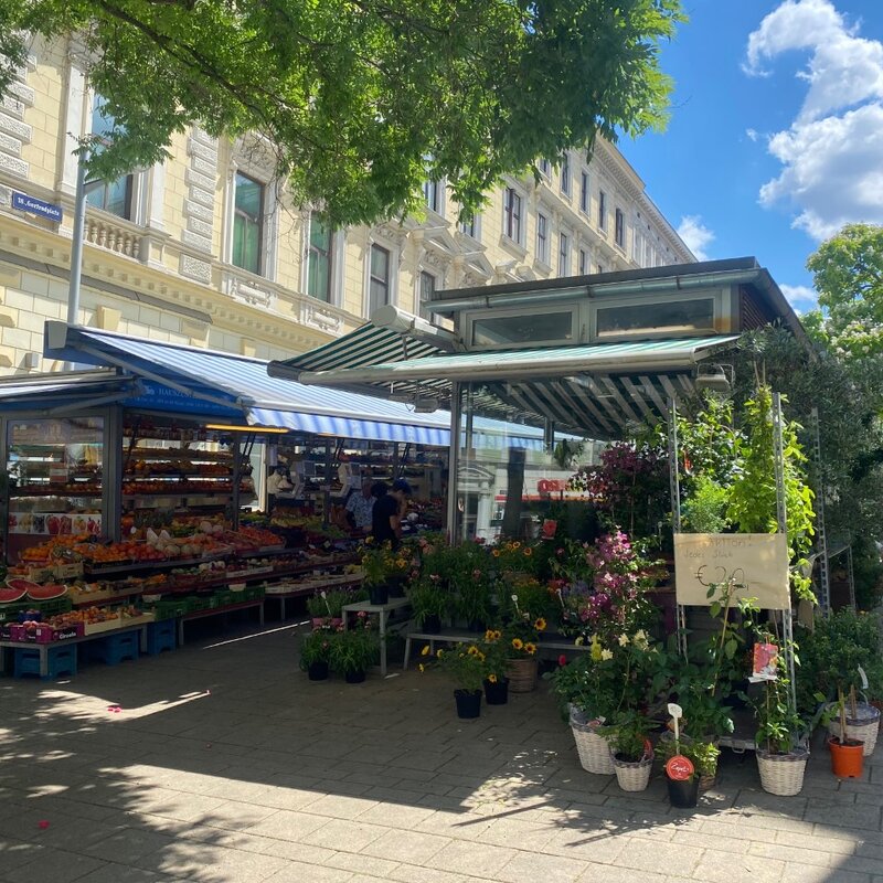 a nice market in walking distance with restaurants and fresh fruits and veggies