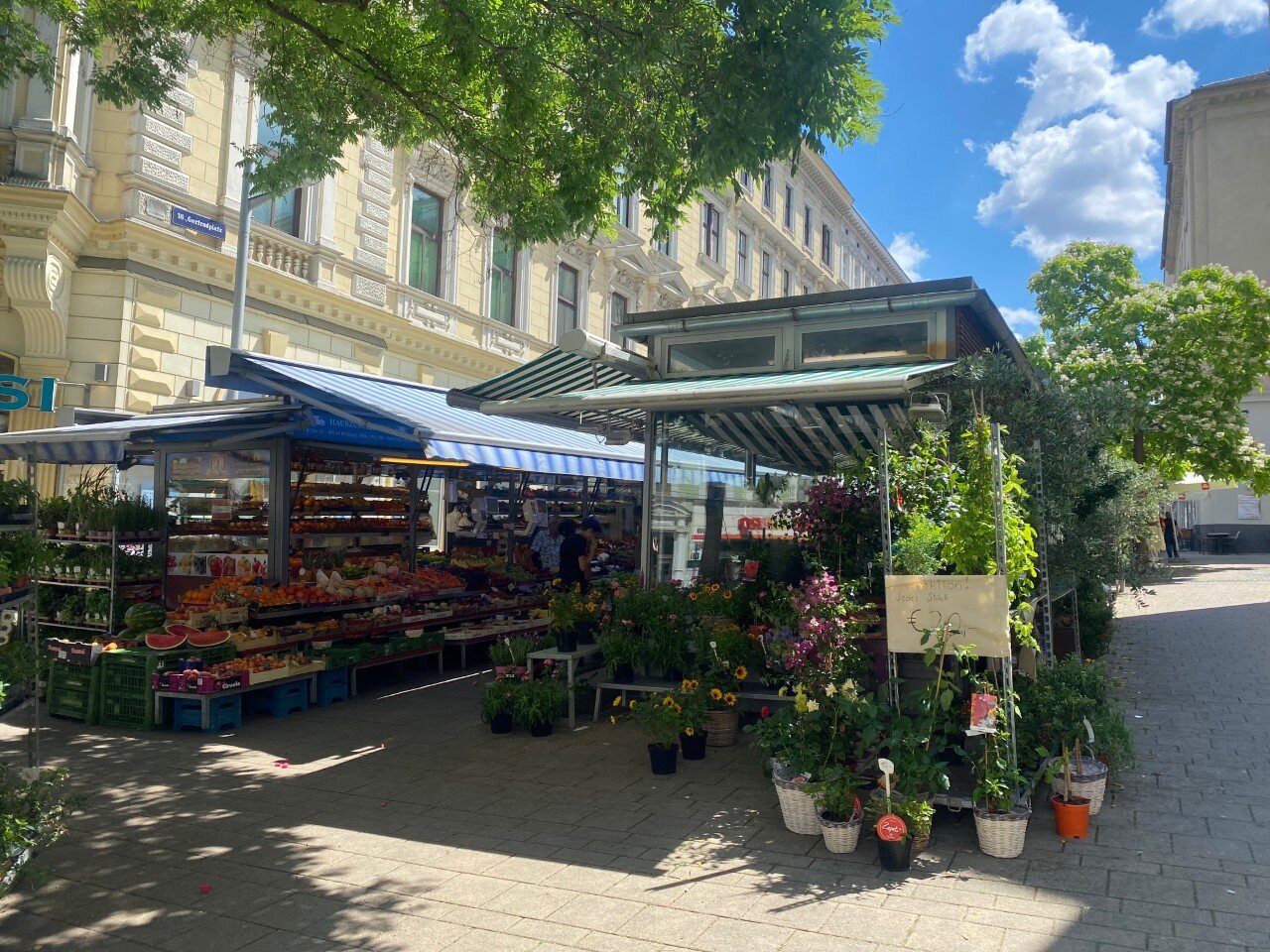 a nice market in walking distance with restaurants and fresh fruits and veggies