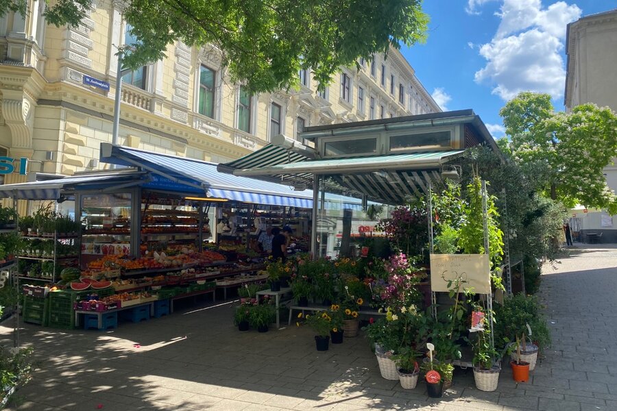 a nice market in walking distance with restaurants and fresh fruits and veggies