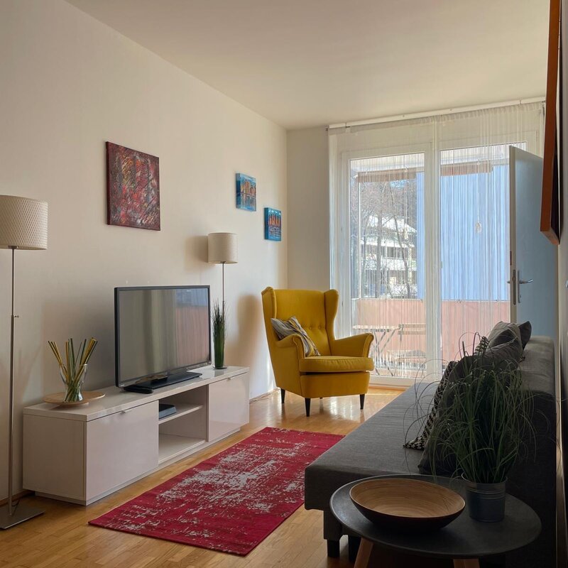 Gemütlicher Lesesessel, Kabelfernsehen, Sofa (Schlafsofa) | © AB