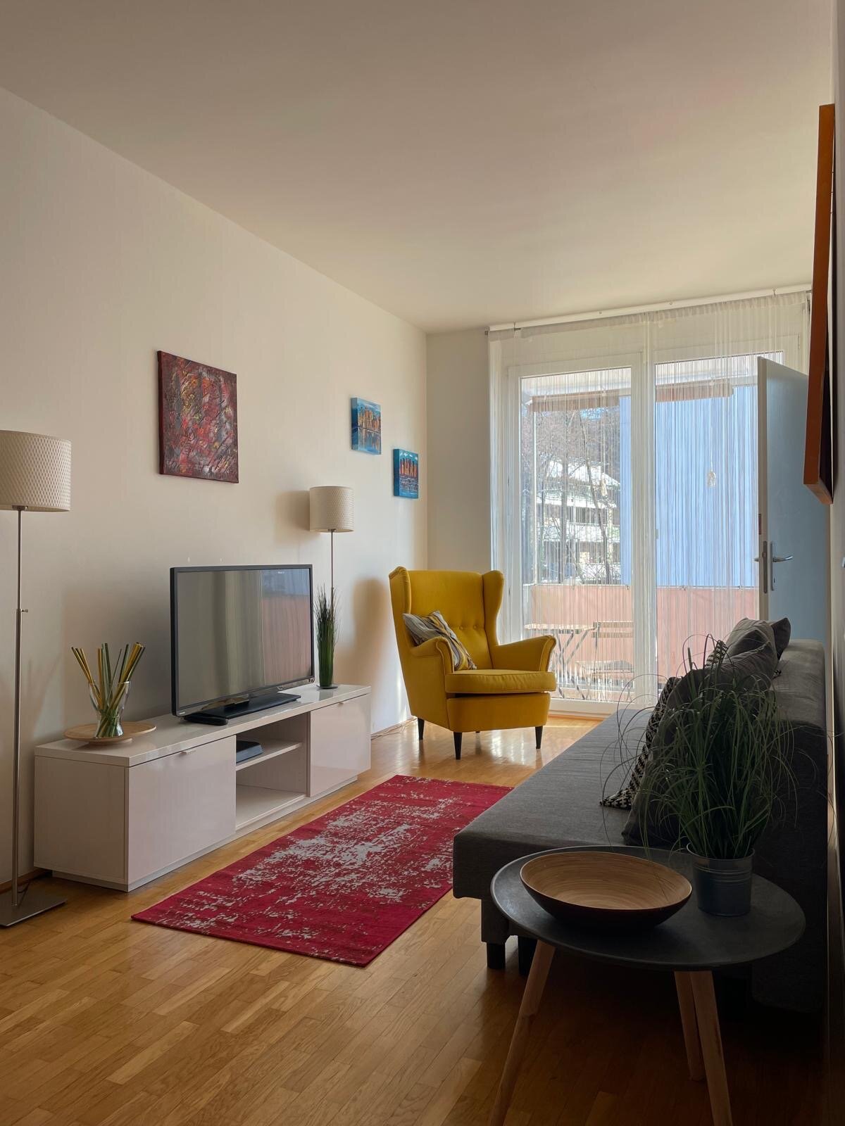 Gemütlicher Lesesessel, Kabelfernsehen, Sofa (Schlafsofa) | © AB