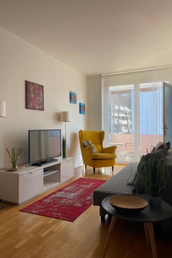 Gemütlicher Lesesessel, Kabelfernsehen, Sofa (Schlafsofa) | © AB