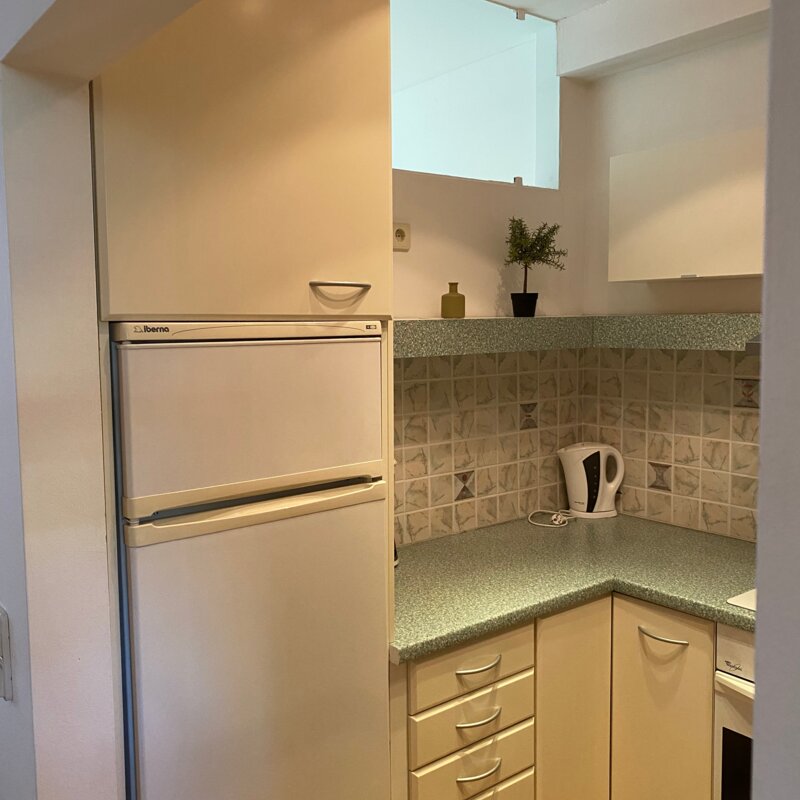 Kühl- u. Gefrierschrank. Wasserkocher, Toast, Eierkocher | © AB