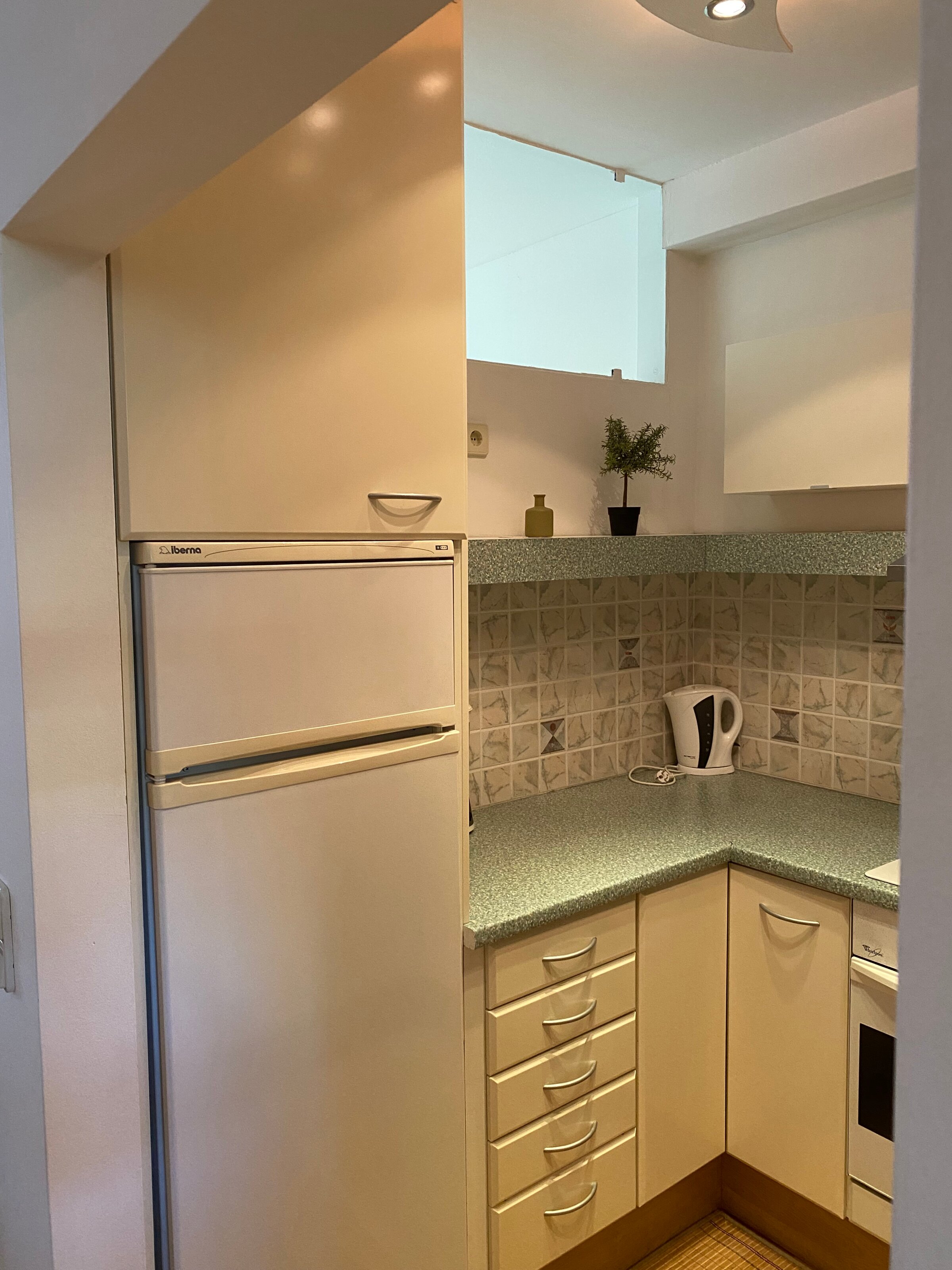 Kühl- u. Gefrierschrank. Wasserkocher, Toast, Eierkocher | © AB