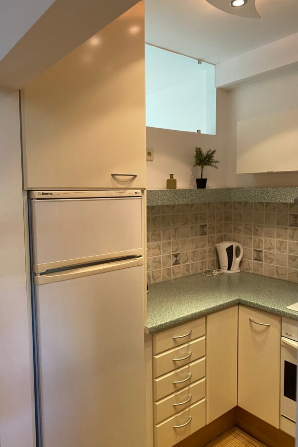 Kühl- u. Gefrierschrank. Wasserkocher, Toast, Eierkocher | © AB