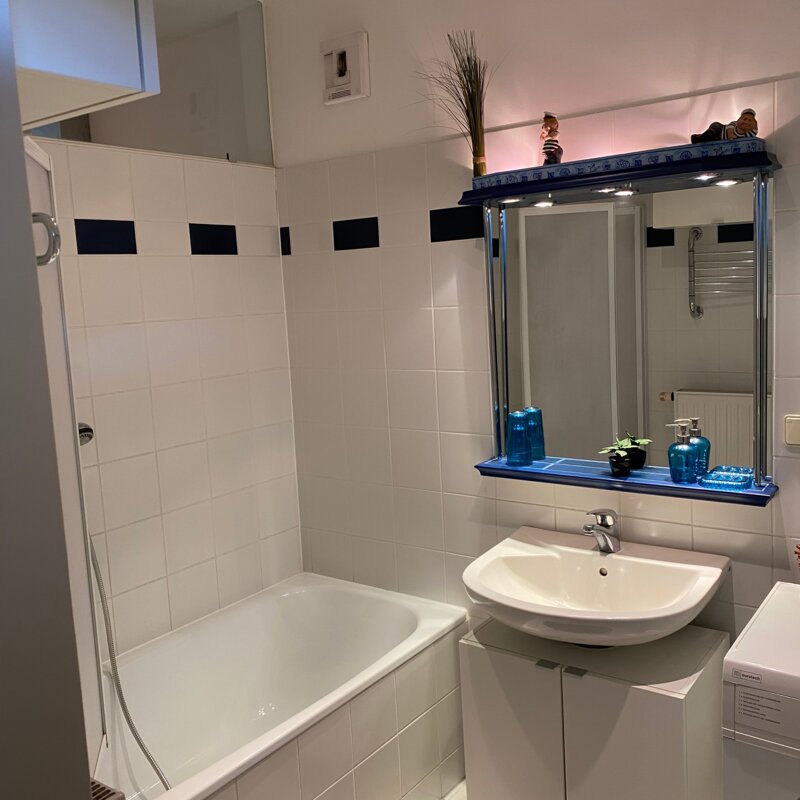 Dusche und Badewanne, Waschmaschine | © AB