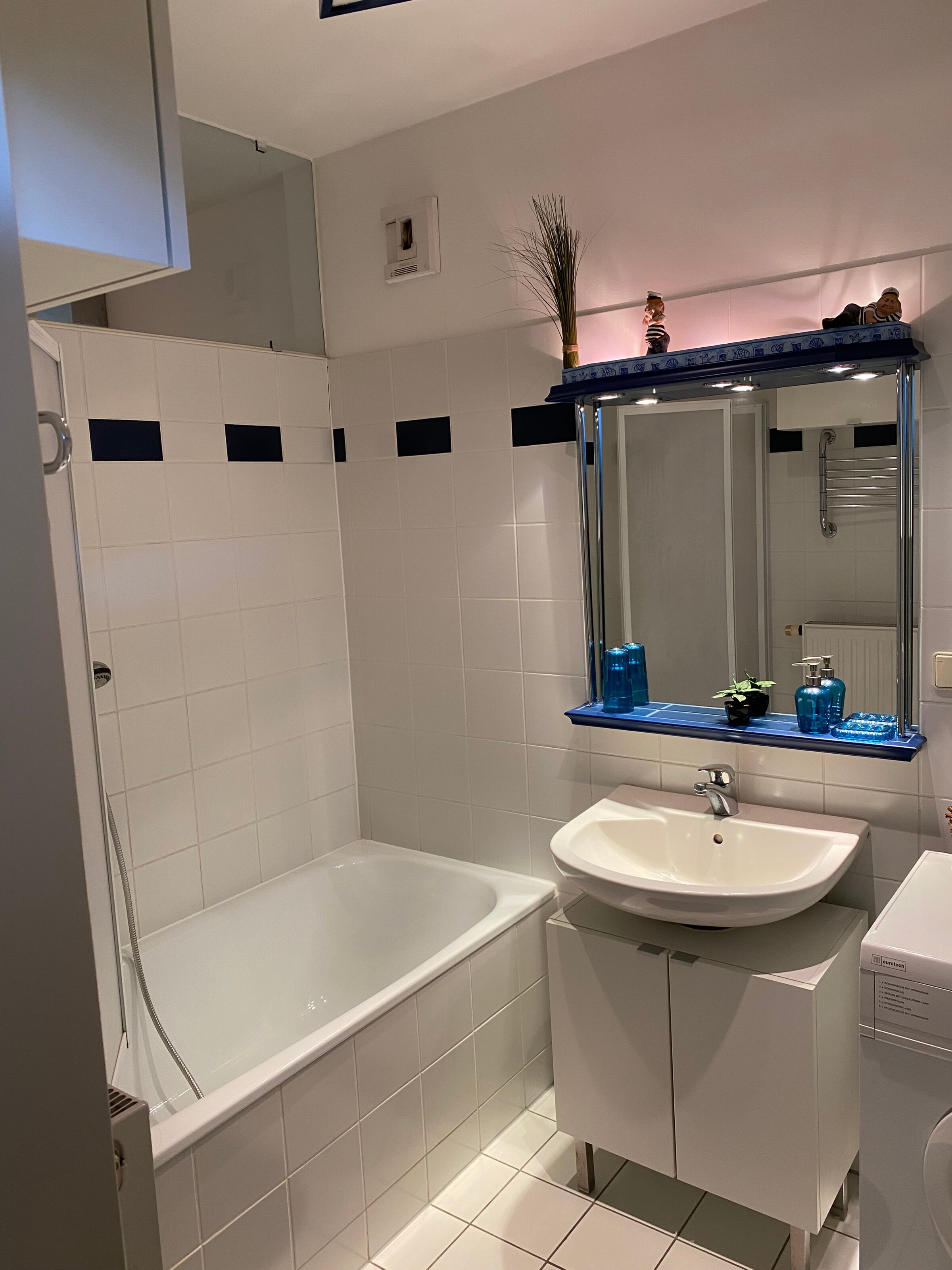 Dusche und Badewanne, Waschmaschine | © AB