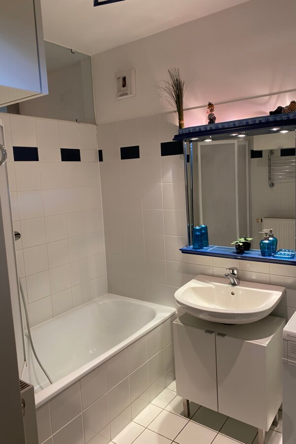 Dusche und Badewanne, Waschmaschine | © AB