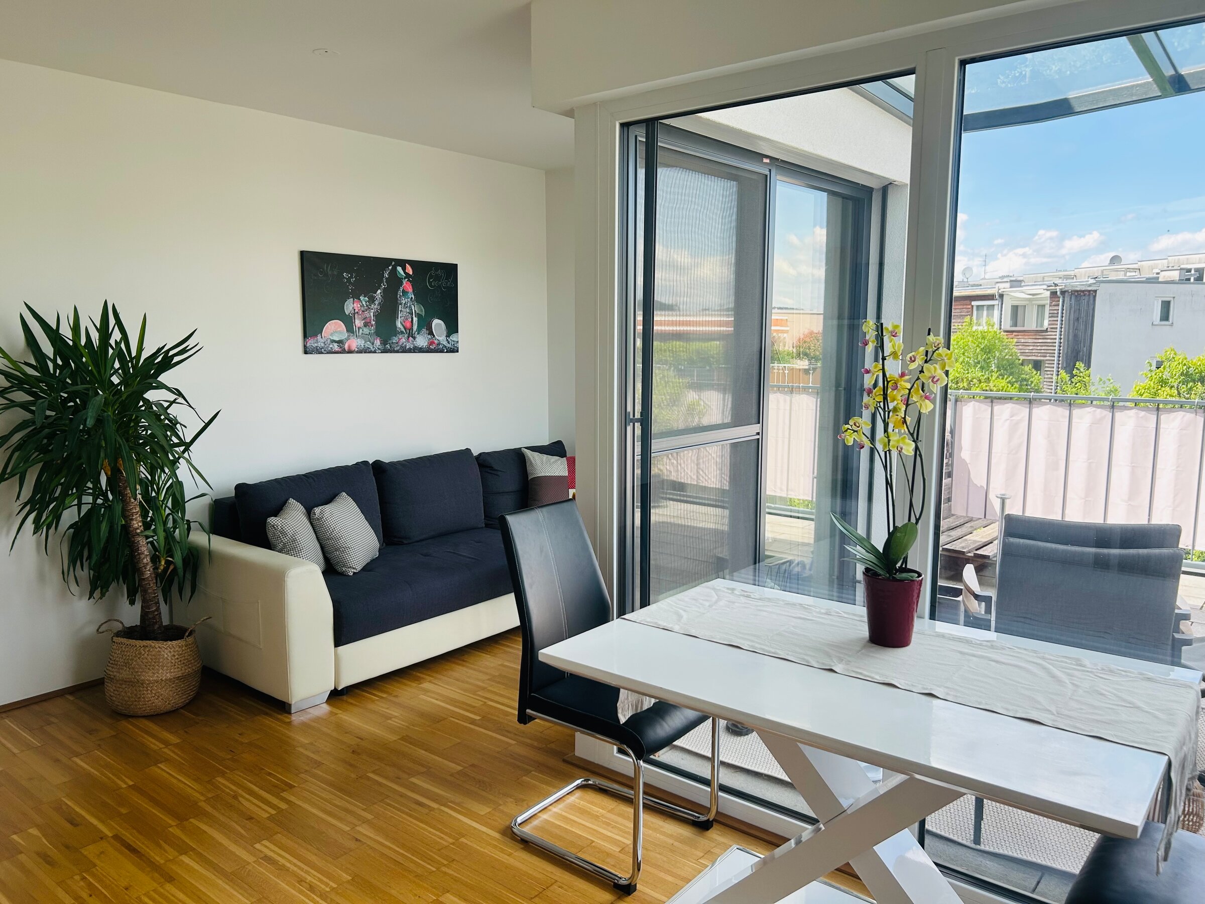 Heller Wohnbereich mit Balkon: 2-Zimmer Wohnung, Kurzzeitmiete & Wohnen auf Zeit für 1 bis 6 Monate in Salzburg