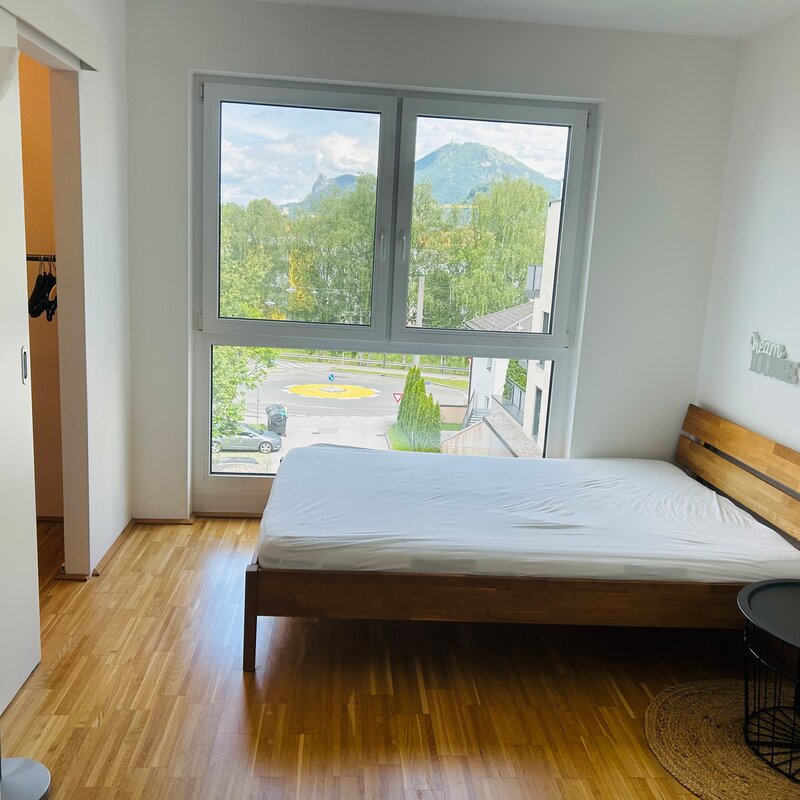 links mit begehbarem Schrank