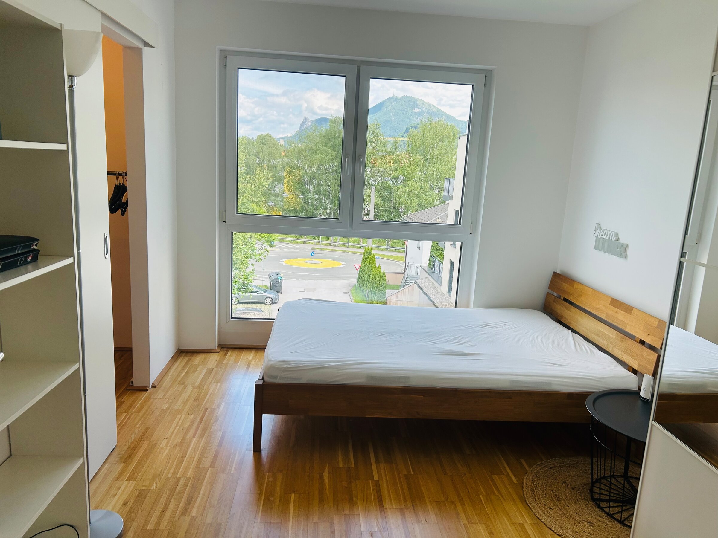 links mit begehbarem Schrank