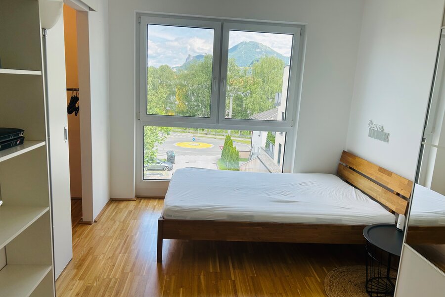 links mit begehbarem Schrank