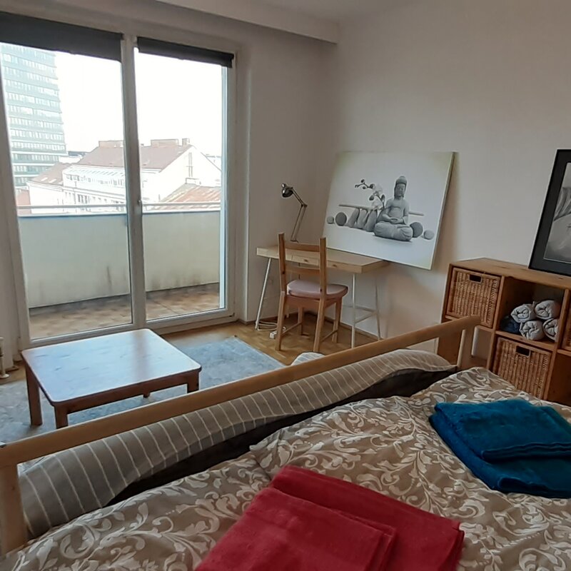 Helles Schlafzimmer mit Balkon in 3-Zimmer Wohnung – Kurzzeitmiete Wien, Wohnen auf Zeit für 1 bis 6 Monate