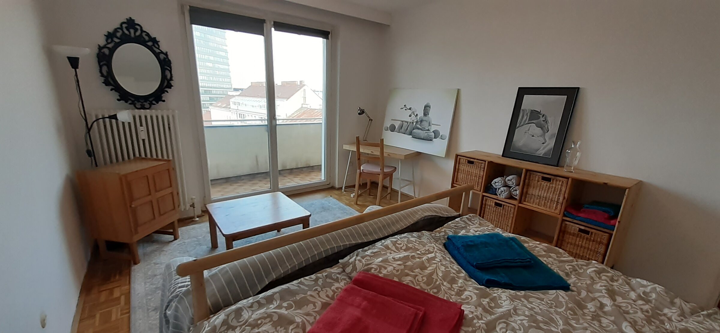 Helles Schlafzimmer mit Balkon in 3-Zimmer Wohnung – Kurzzeitmiete Wien, Wohnen auf Zeit für 1 bis 6 Monate