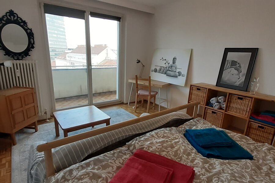Helles Schlafzimmer mit Balkon in 3-Zimmer Wohnung – Kurzzeitmiete Wien, Wohnen auf Zeit für 1 bis 6 Monate