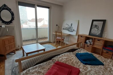 Bright bedroom with balcony in 3-room apartment – short-term rental Vienna, temporary housing for 1 to 6 months