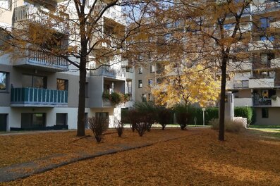Autumnal courtyard with trees: 2-room apartment, short-term rental & temporary housing for 1 to 6 months in Vienna