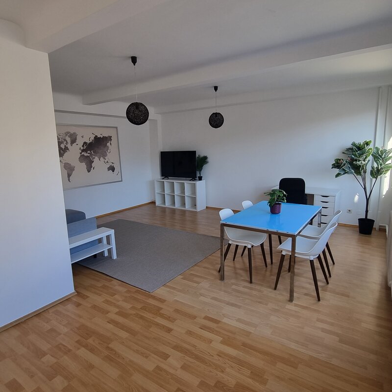 Helles Wohnzimmer mit Esstisch & TV – 3-Zimmer Wohnung, Kurzzeitmiete & Wohnen auf Zeit für 1 bis 6 Monate in Wien
