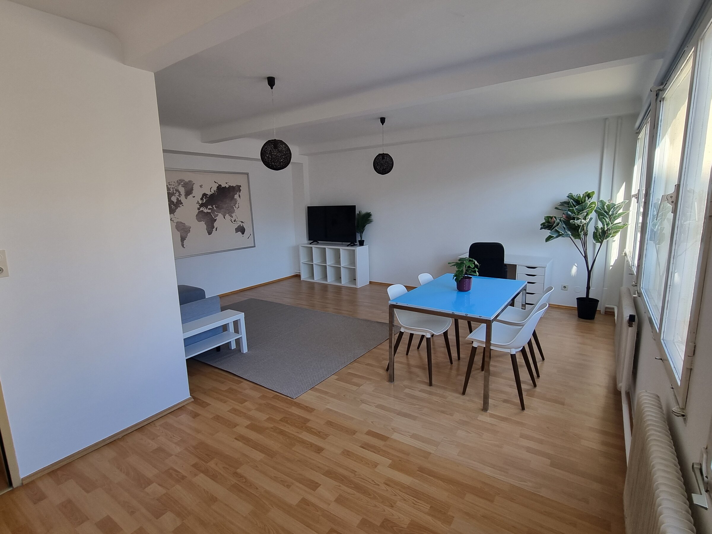 Helles Wohnzimmer mit Esstisch & TV – 3-Zimmer Wohnung, Kurzzeitmiete & Wohnen auf Zeit für 1 bis 6 Monate in Wien