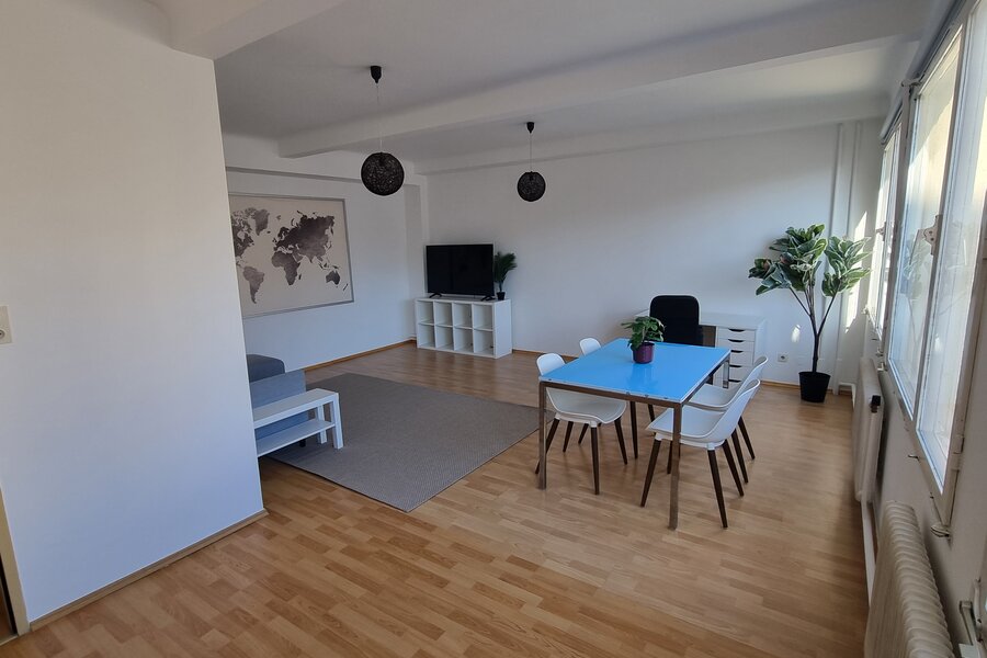 Helles Wohnzimmer mit Esstisch & TV – 3-Zimmer Wohnung, Kurzzeitmiete & Wohnen auf Zeit für 1 bis 6 Monate in Wien