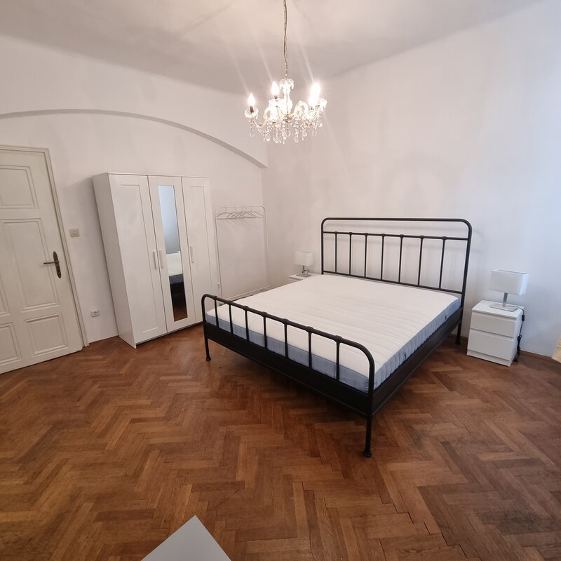 Bright bedroom with parquet floor & chandelier – 2-room apartment, short-term rental, temporary housing for 1 to 6 months, Vienna
