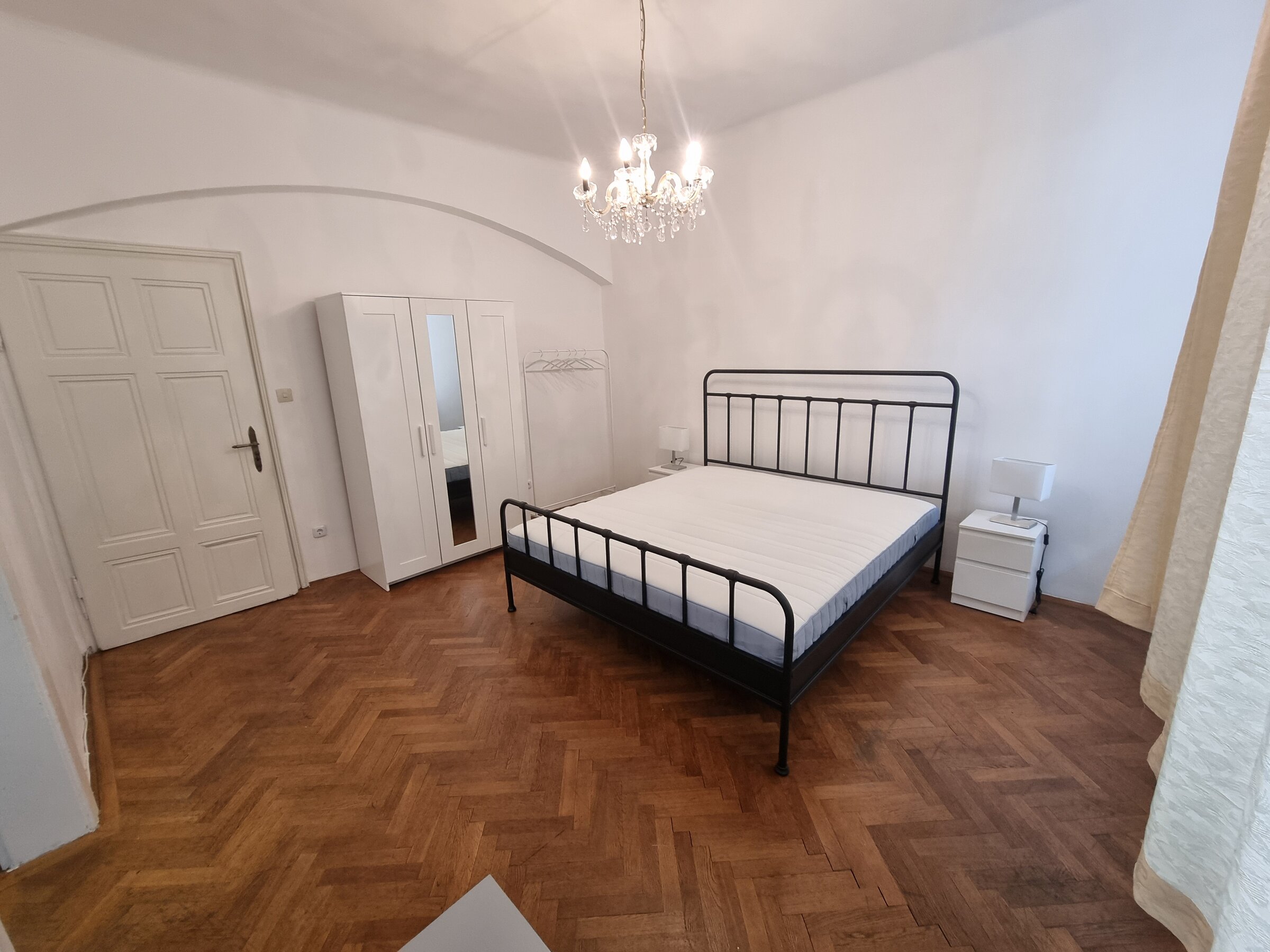 Bright bedroom with parquet floor & chandelier – 2-room apartment, short-term rental, temporary housing for 1 to 6 months, Vienna