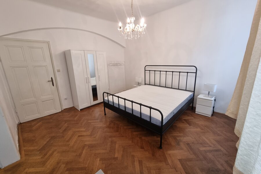 Bright bedroom with parquet floor & chandelier – 2-room apartment, short-term rental, temporary housing for 1 to 6 months, Vienna