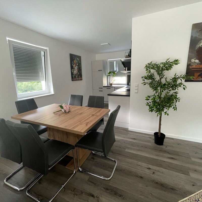 Bright dining area with wooden table – 3-room apartment, short-term rental, temporary housing for 1 to 6 months, Wagersbach