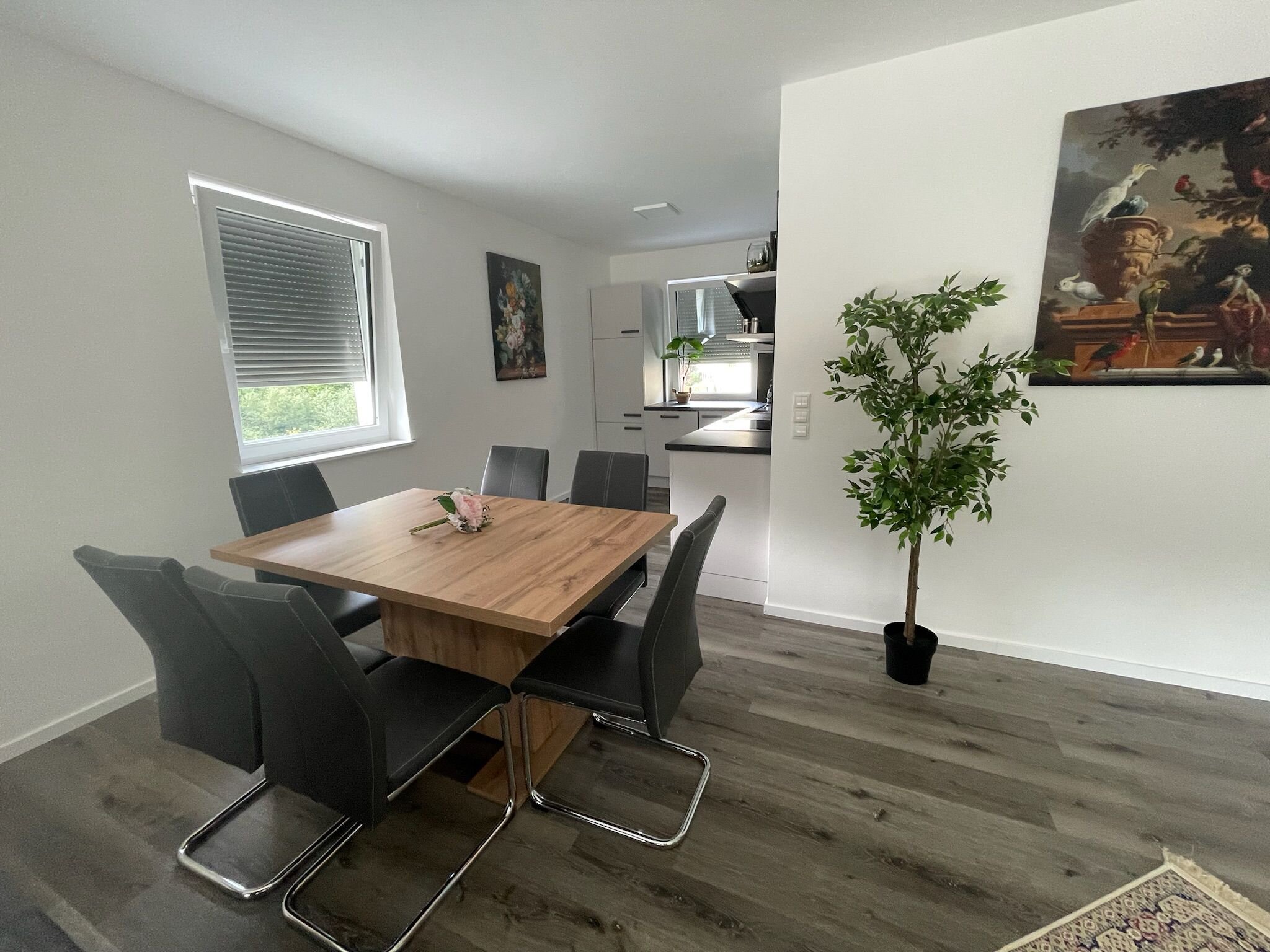 Bright dining area with wooden table – 3-room apartment, short-term rental, temporary housing for 1 to 6 months, Wagersbach