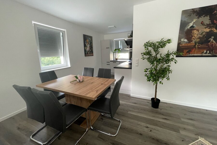 Bright dining area with wooden table – 3-room apartment, short-term rental, temporary housing for 1 to 6 months, Wagersbach